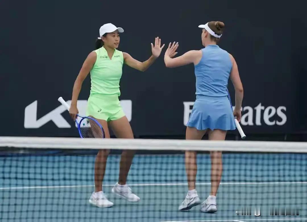 刚刚结束的一场澳网女双半决赛，37岁的中国老将张帅搭档梅尔滕斯，以6-3、6-2