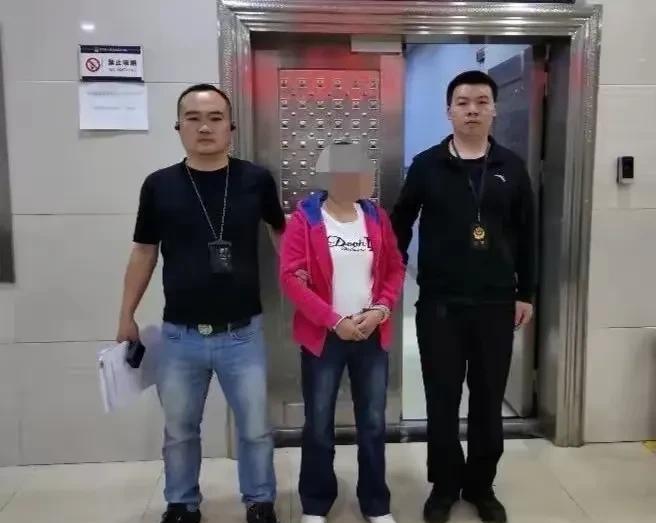 贵州女子与男友吵架，洗劫男友90万现金。5月29日，贵州王先生发现家里的