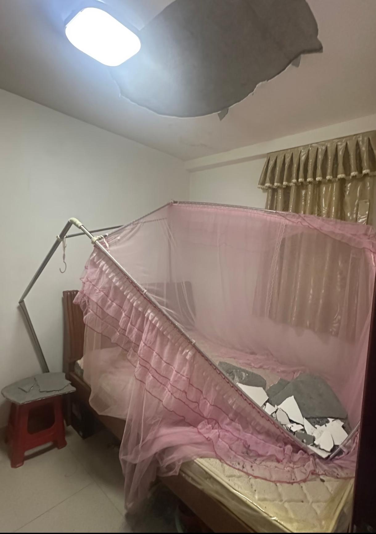 屋顶突然掉了，还好人没在室内。一片狼藉，家人们谁懂啊，睡到一半天花板下来了[吐舌