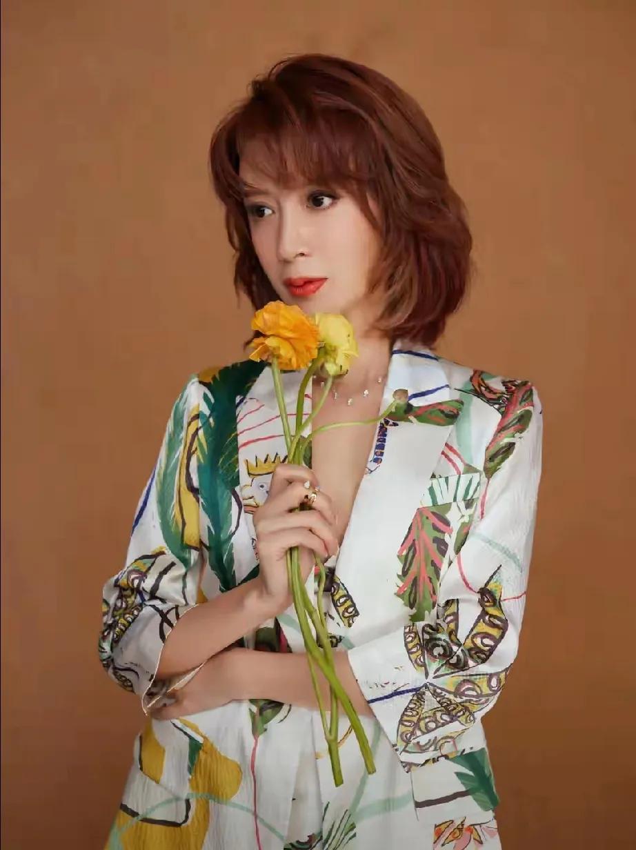 蔡少芬晒全家福给6岁儿子庆生，大女儿14岁身高直逼一米八，画面超温馨！可网友却扒