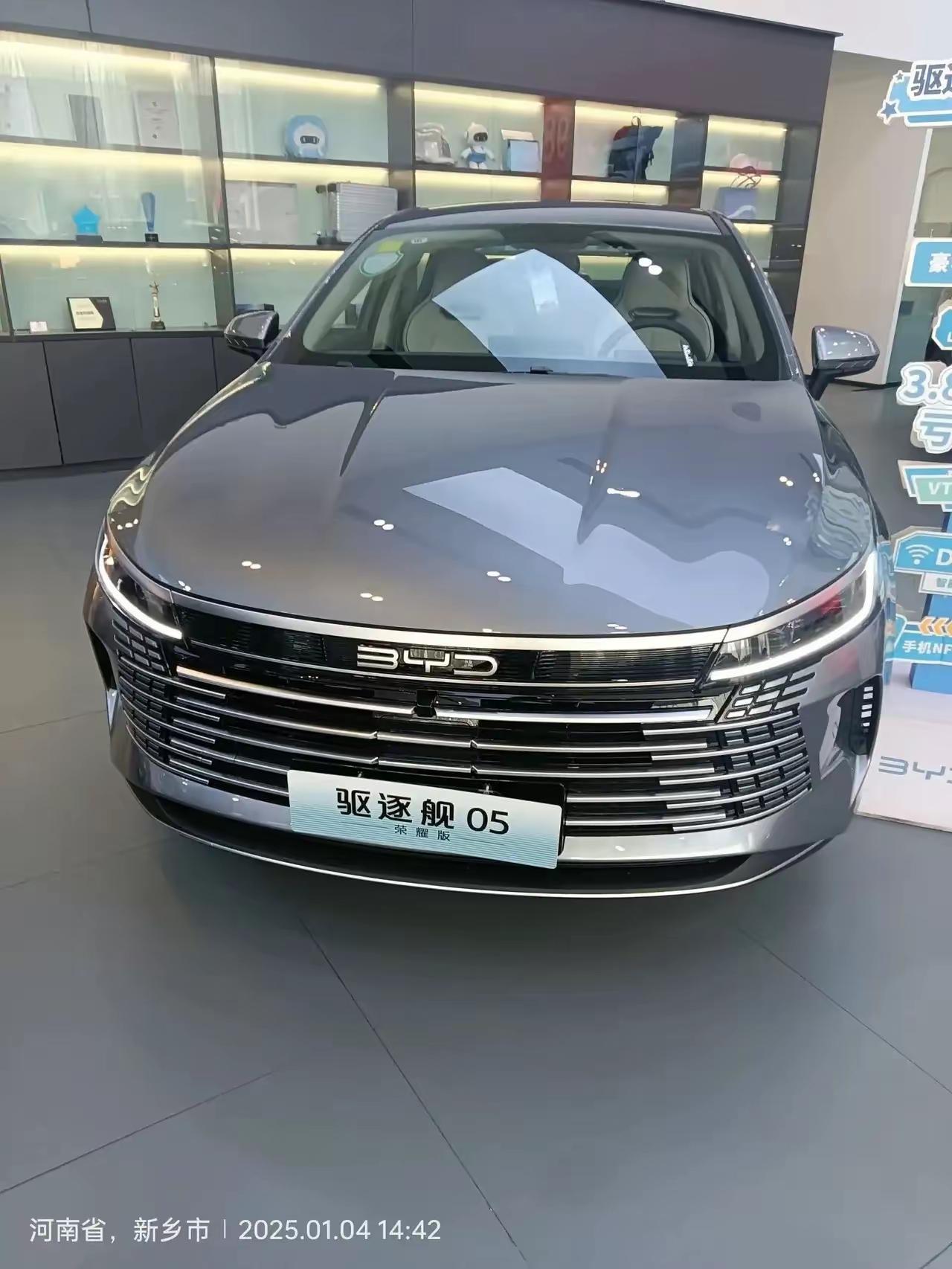 我一哥们，去年这时候提的比亚迪驱逐舰05，用到现在整一年。前几天碰见，我顺嘴问