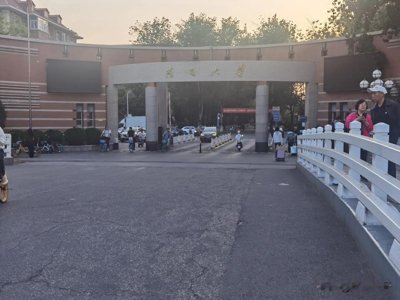 南开大学在广东省近三年的高考录取分数线情况， 以物理、历史为例： 2024