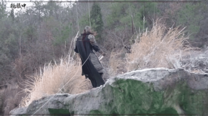 原来张凌赫逐玉坠崖是这么拍的逐玉坠崖那段确实拍得挺绝，看了路透才知道是摄影师吊