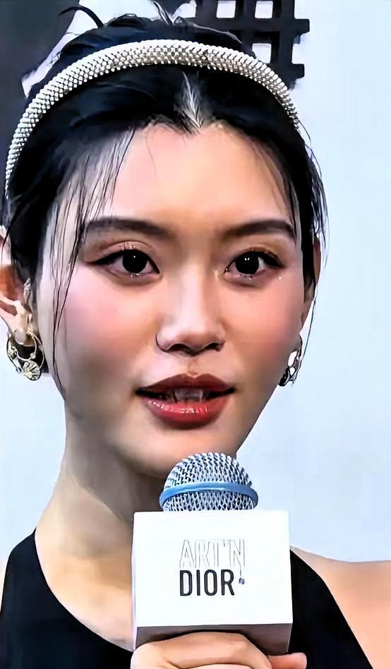 奚梦瑶对着镜头摊牌了：脸上是花了钱的，一年一次热玛吉，各种提拉紧致全上。她说
