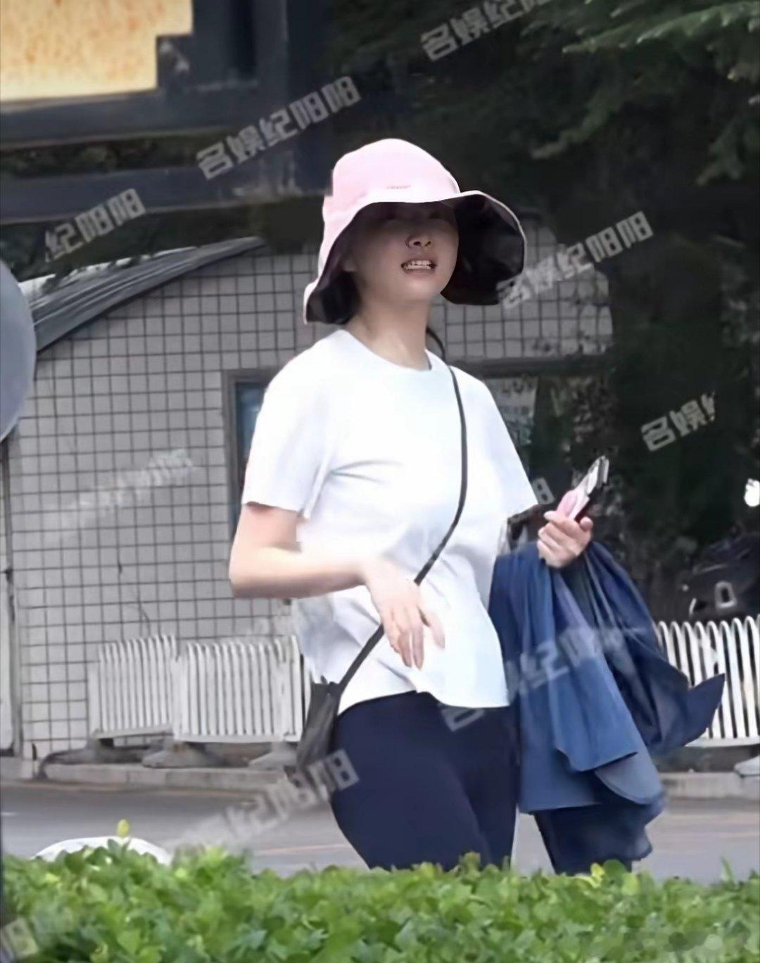 8月28日，娱记分享景甜风波后首现身一身休闲装，一出门就发现了拍摄的娱记，没有生