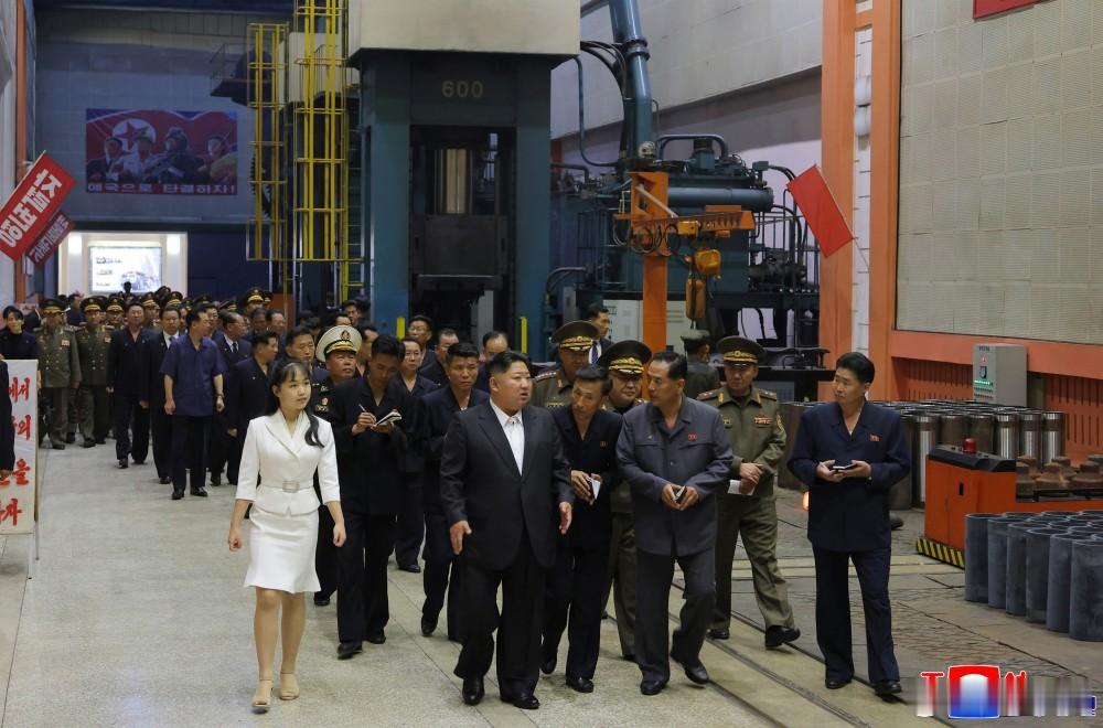 金正恩携爱女金主爱视察军工厂。​​​