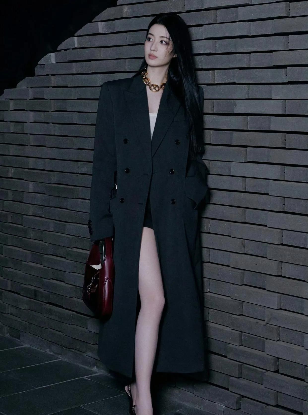 王楚然灰黑穿搭太绝了！大长腿直接封神王楚然这组灰黑系穿搭造型也太飒了！长款