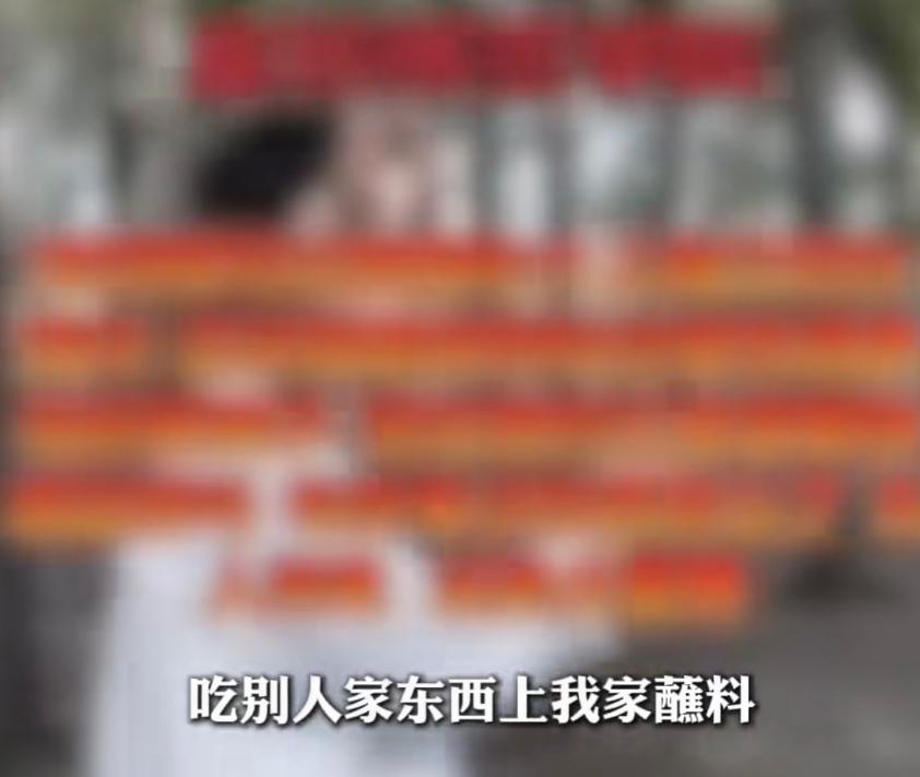 “斯文扫地！”河北廊坊，一高校女老师，在食堂别的摊位买了包子，然后，她跑到一麻辣