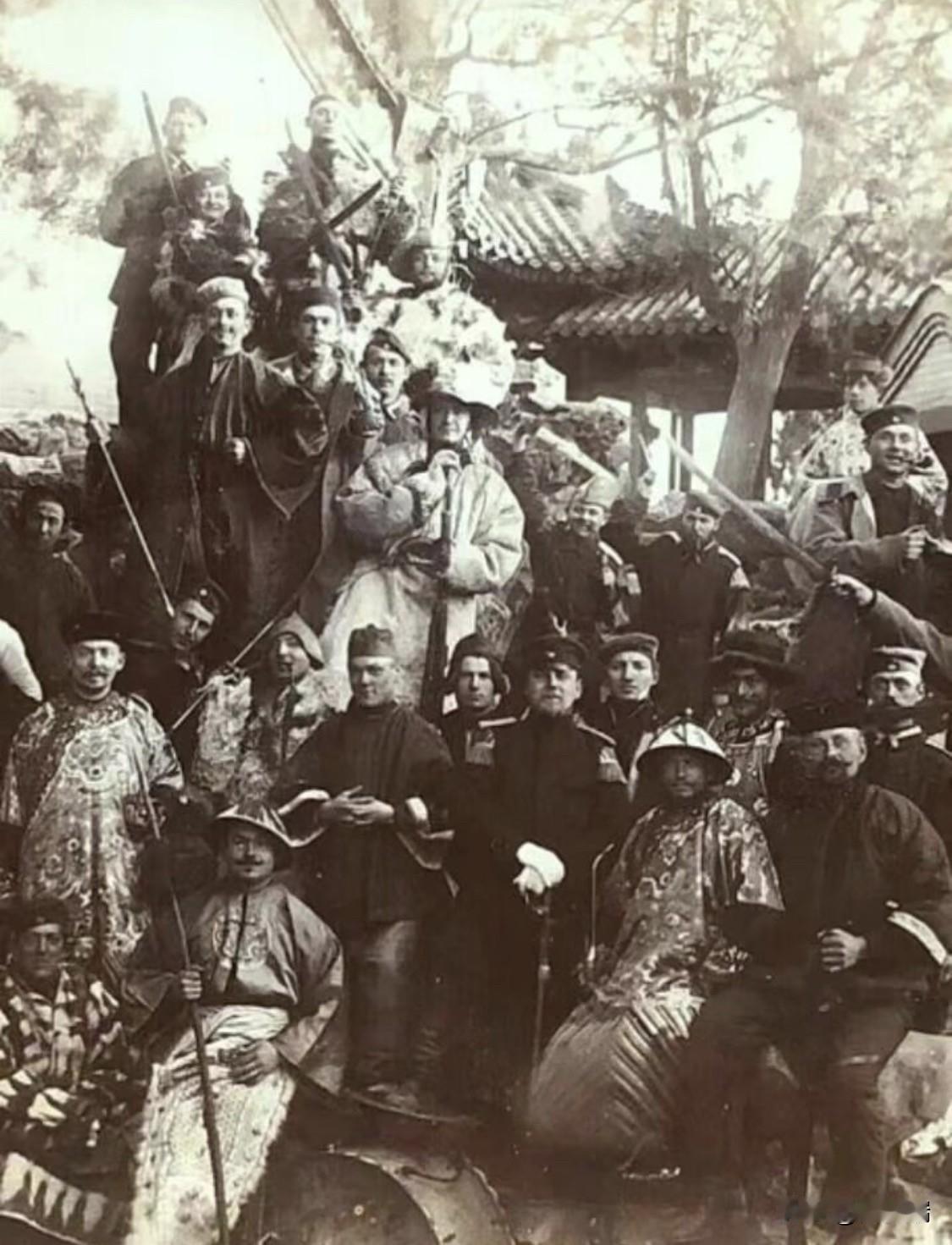 这张照片拍摄于1900年八国联军攻陷北京后，是德军士兵在皇家园林内劫掠清代衣冠后