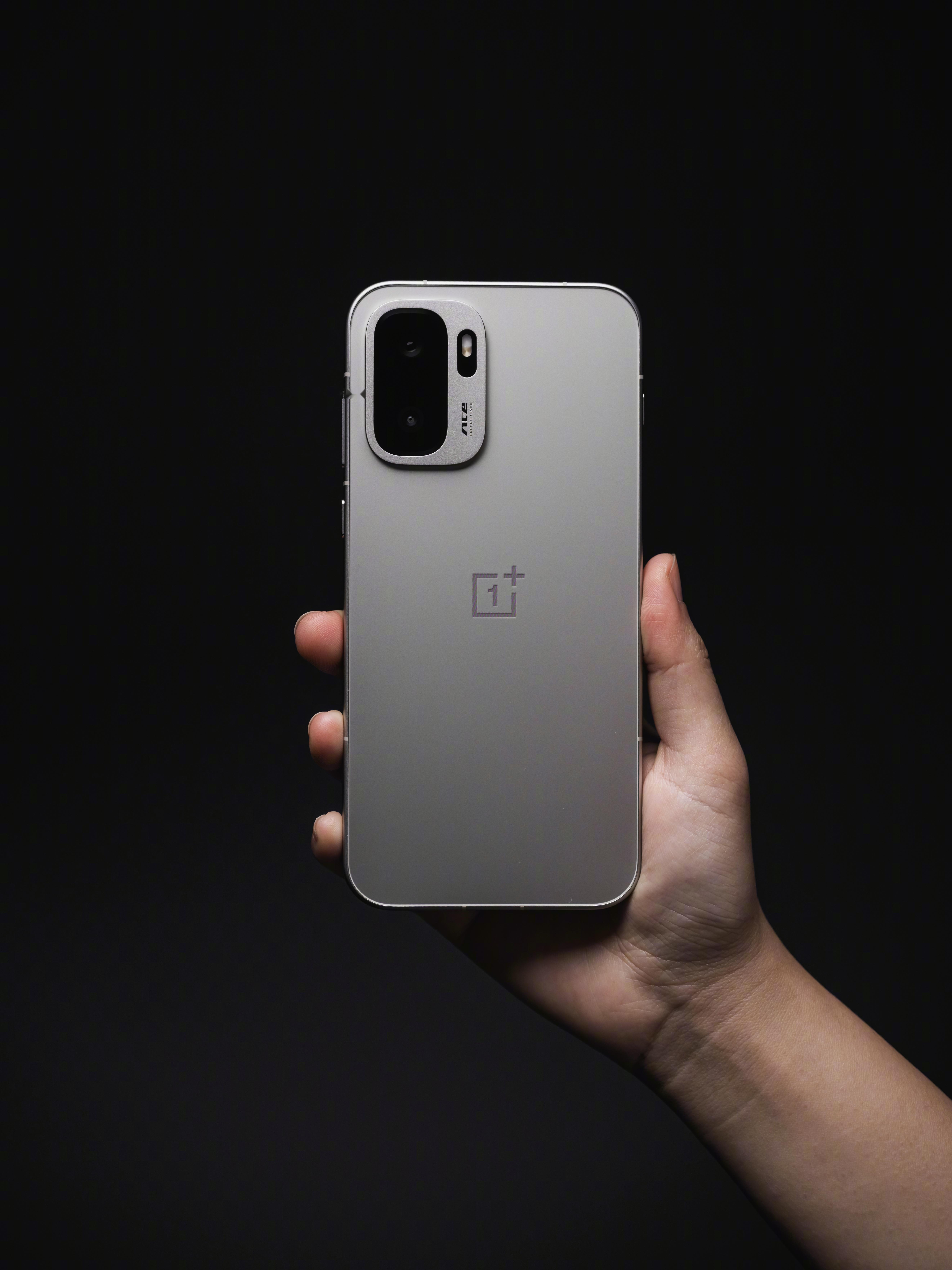 欧哥猜测，一加Ace6至尊版的定价：12+256G，起售2999-3199左右咱