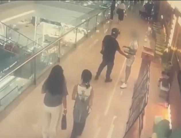 “必须严惩！”湖北襄阳，一烤肉店女店员正在门口招揽生意，谁料，一名路过的男子伸手
