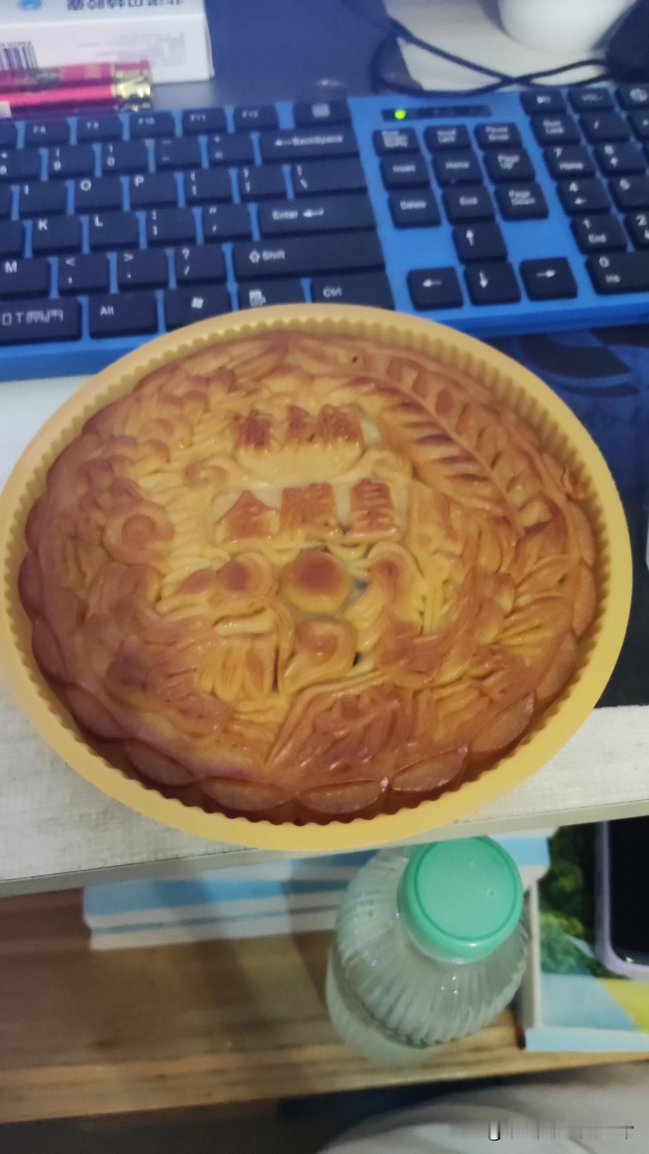 你们月饼吃完了吗，是丢了还是送人！节后的月饼你处理了吗？就像图里这枚“金腿