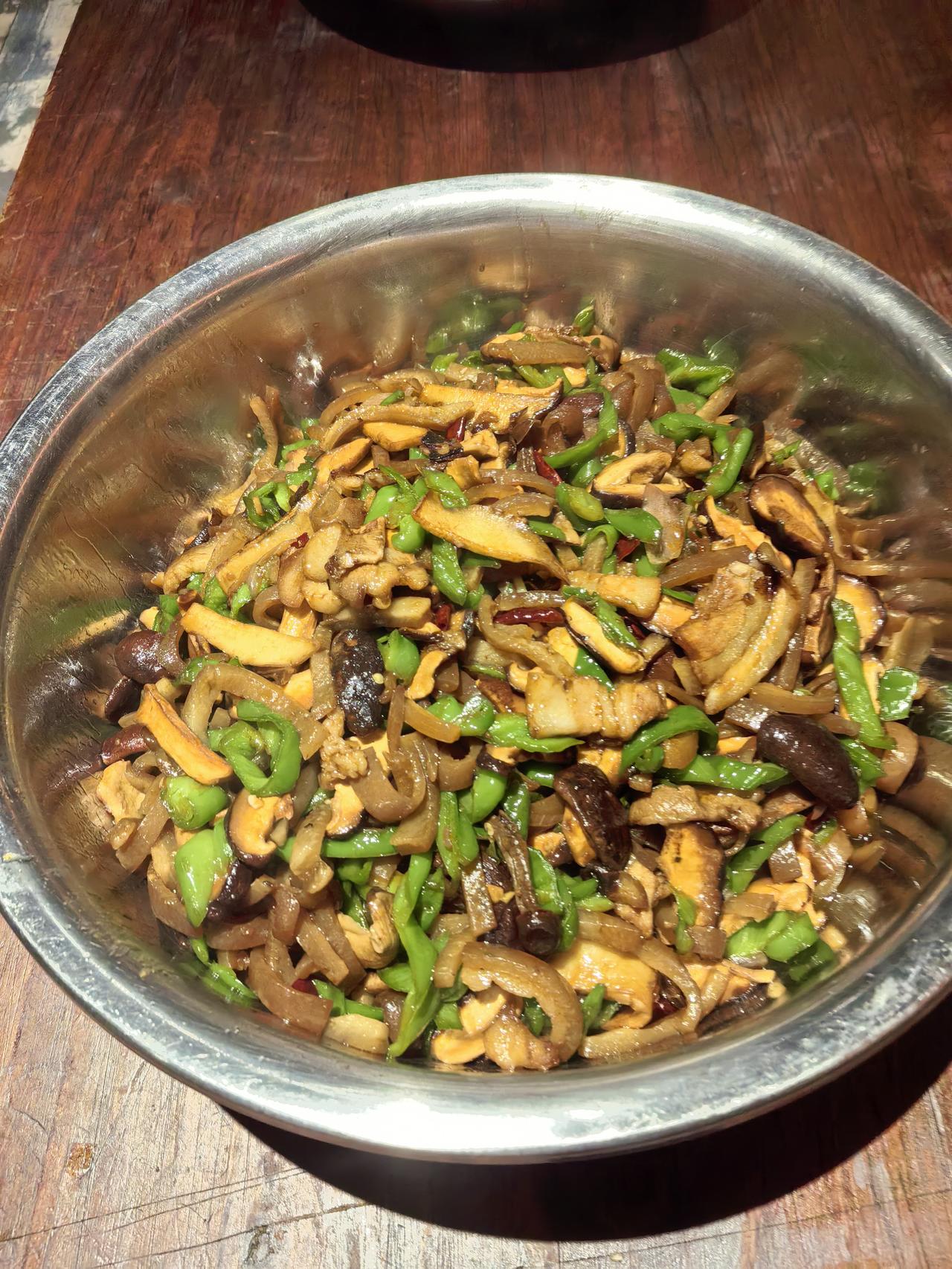 作为天天和烟火打交道的厨师，私藏的工作餐从不会敷衍——毕竟对美食的挑剔，得先从自