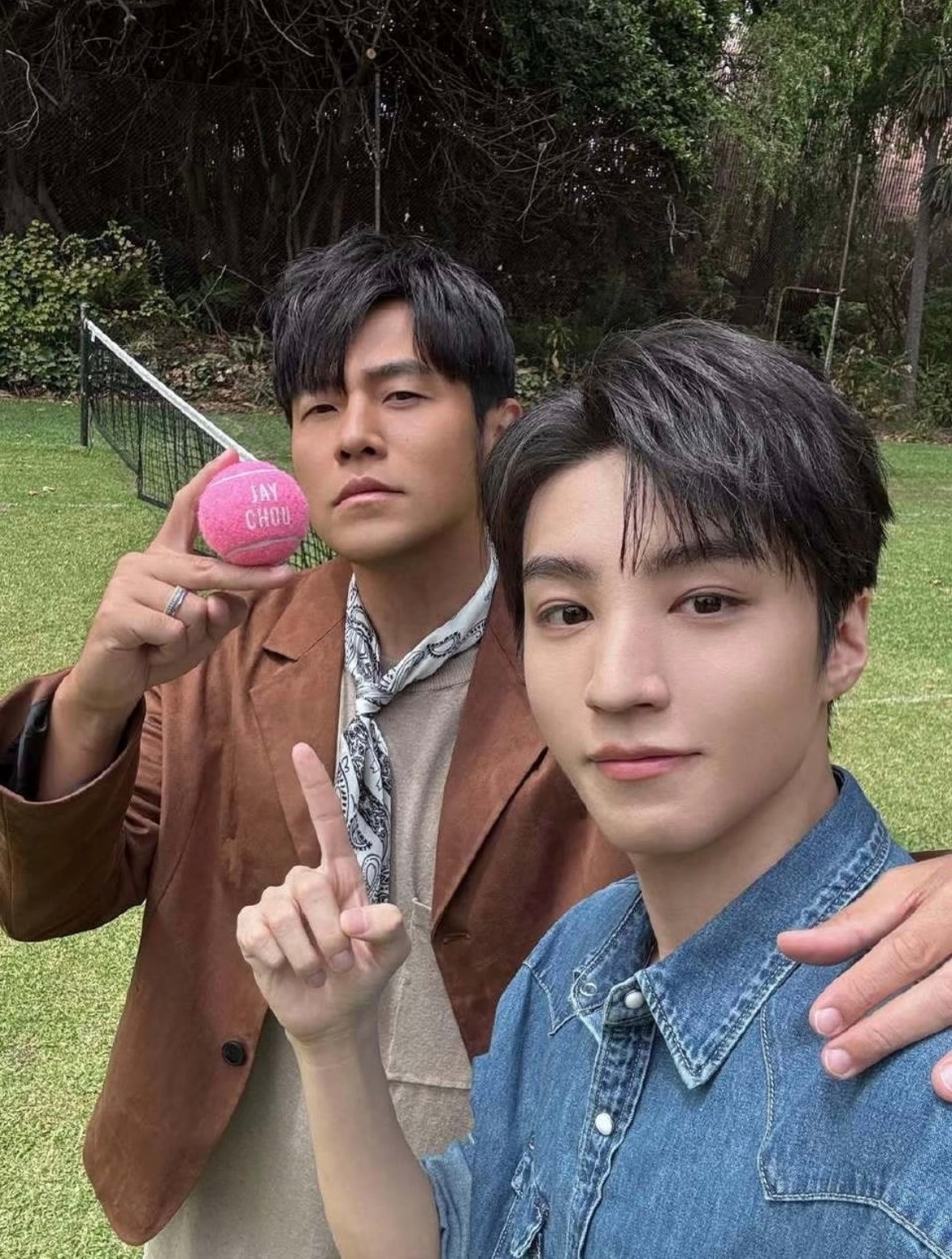 看样子是邀请小凯去了自己澳洲的大别墅里交流网球了