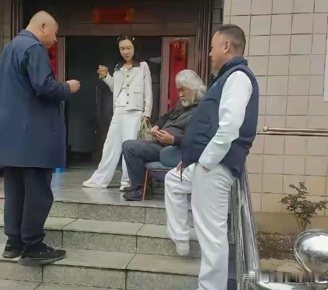 你要是有钱了，老丈人在你面前也是小弟，不信你看看老张头~