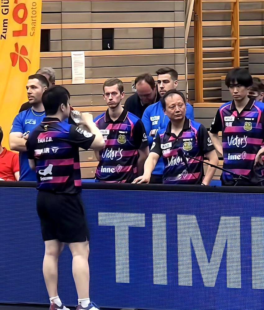 樊振东刚官宣离队，王志教练在场边那副模样真让人唏嘘。萨尔布吕肯收官战落幕