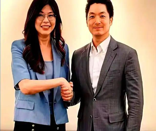 傻眼了，蒋万安玩得溜！郑丽文面前这把椅子，蒋万安坐得真稳当。上午刚