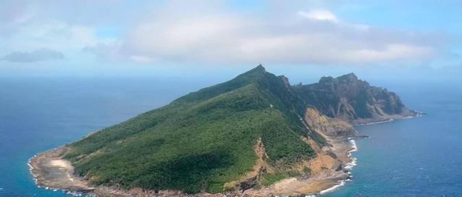 1954年时，毛主席巡视秦皇岛山海关和天津大沽，站在海边，毛主席问随行的海军代表