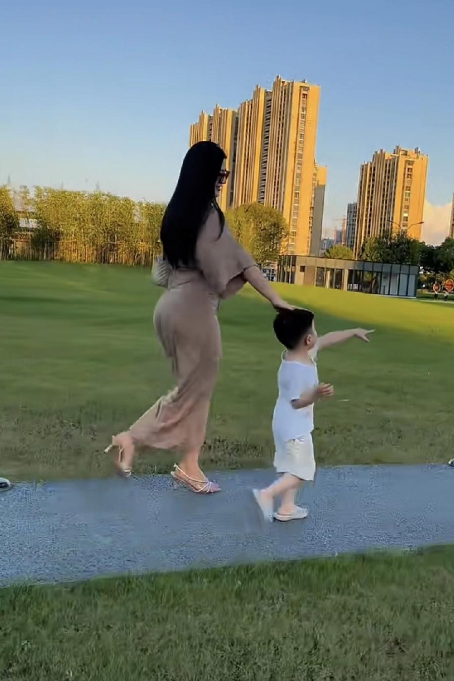 我老公年收入50万以上，具体多少，他从未跟我说过，但他每个月给我15000元零花