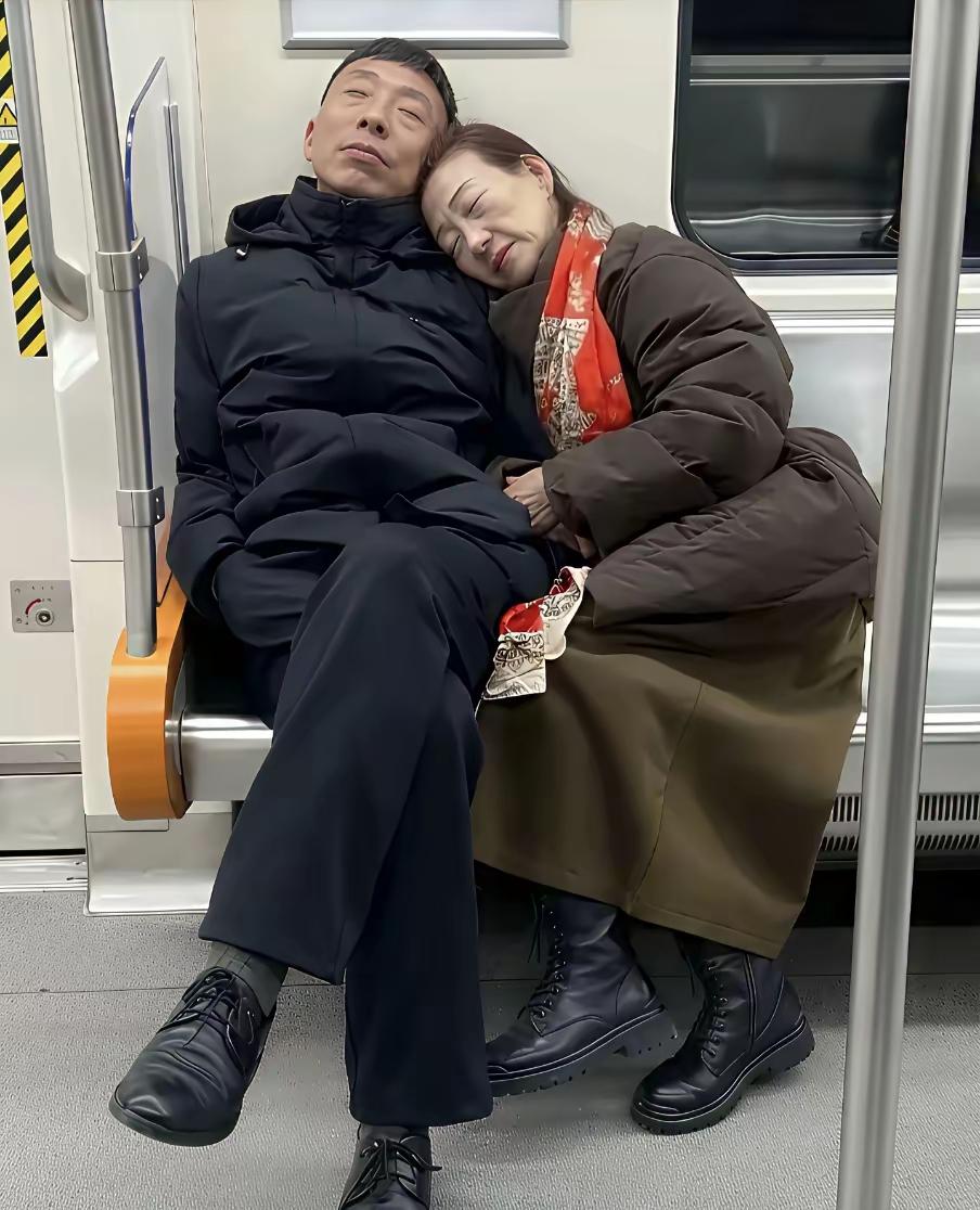 看到地铁里不同的夫妻场景，感受还挺多的。地铁站那对老年夫妇，爷爷拎满手东西，紧紧