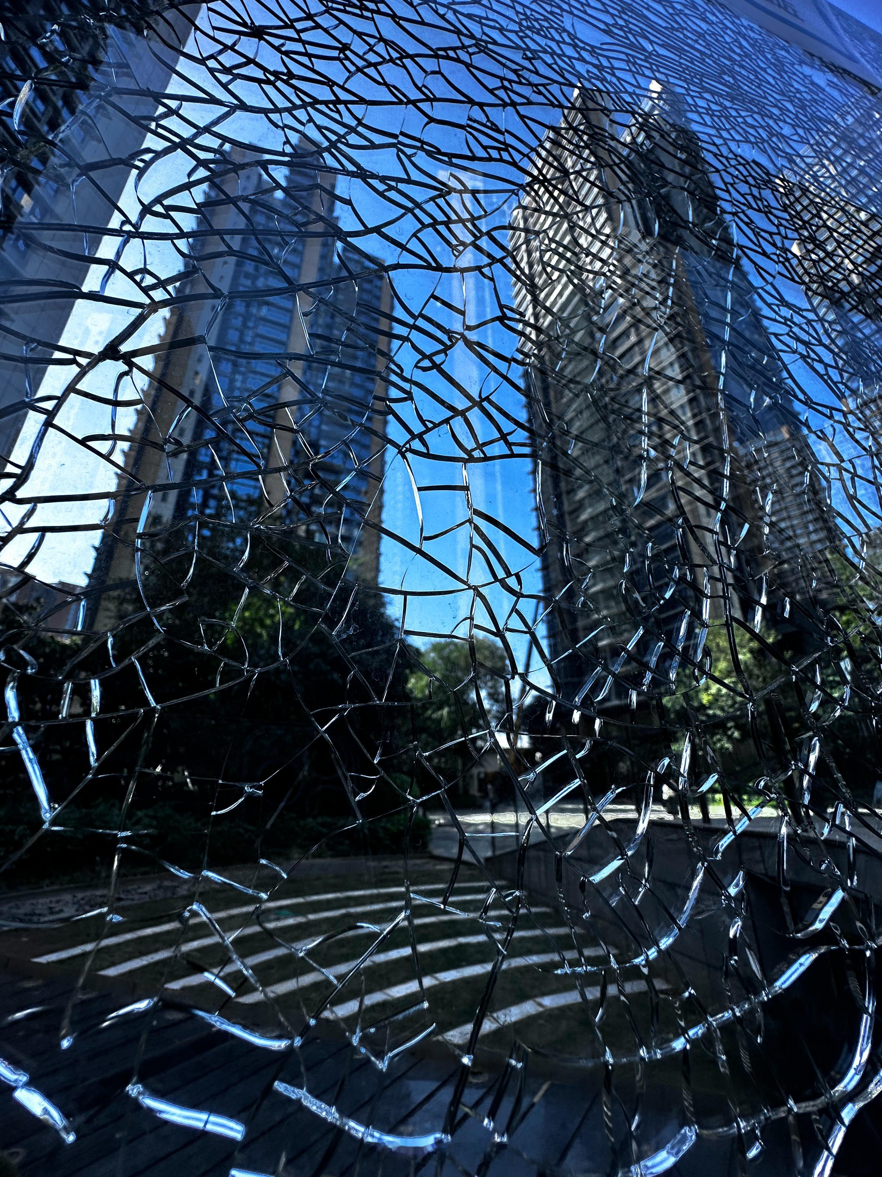 在这破碎的世界里，仰望太阳。