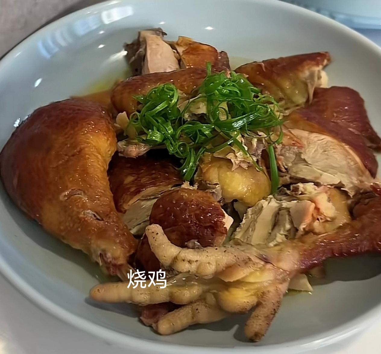 休息天简单做了一桌家常菜。外买烧鸡搭配孜然土豆、凉拌莴笋、炒豆皮，荤素均衡。