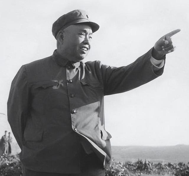 1962年，南京军区司令许世友会后，前去餐厅用餐。他望见1位老战友坐在角落里，低