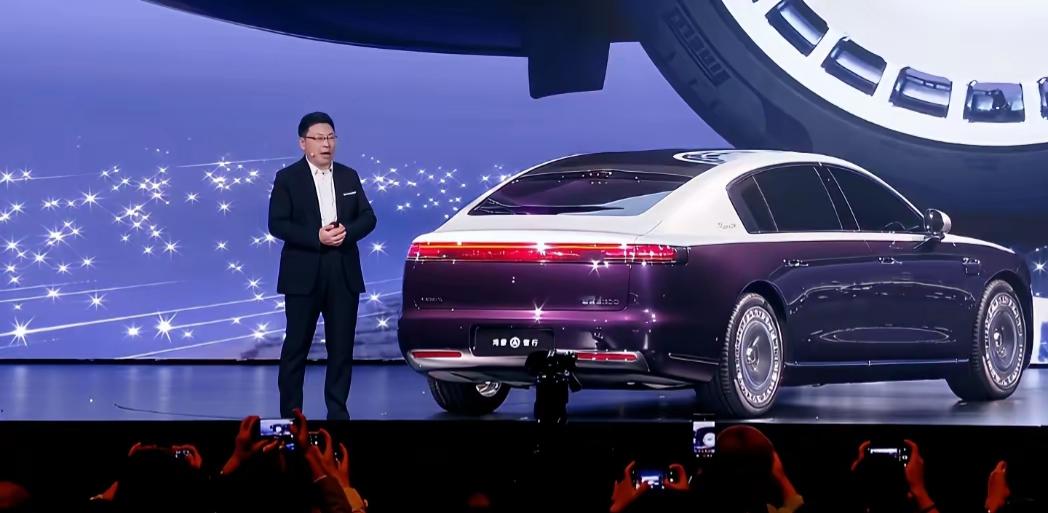 一个扎心的消息是，超豪华车的牌桌，被一脚踹翻了。我翻了数据才敢信，尊界S800