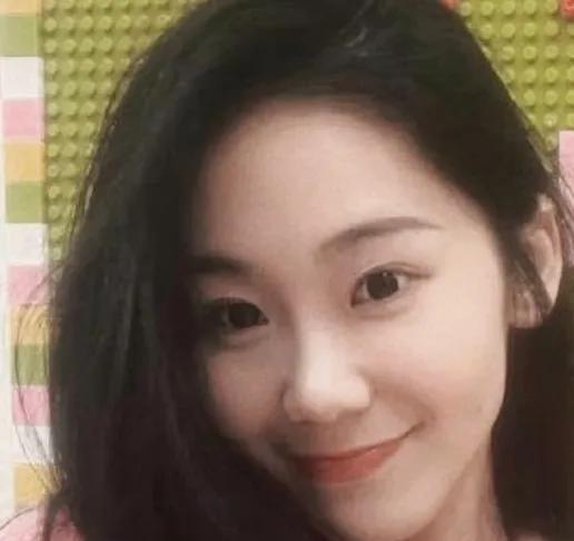 近日，“苗苗妹妹刷姐夫郑恺8万元买包”的传闻在网络上闹得沸沸扬扬。8月27日凌