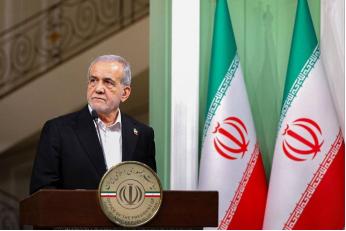 刀都架在脖子上了，伊朗总统突然站出来，对着全世界喊了两句话。第一，核武器，我们不