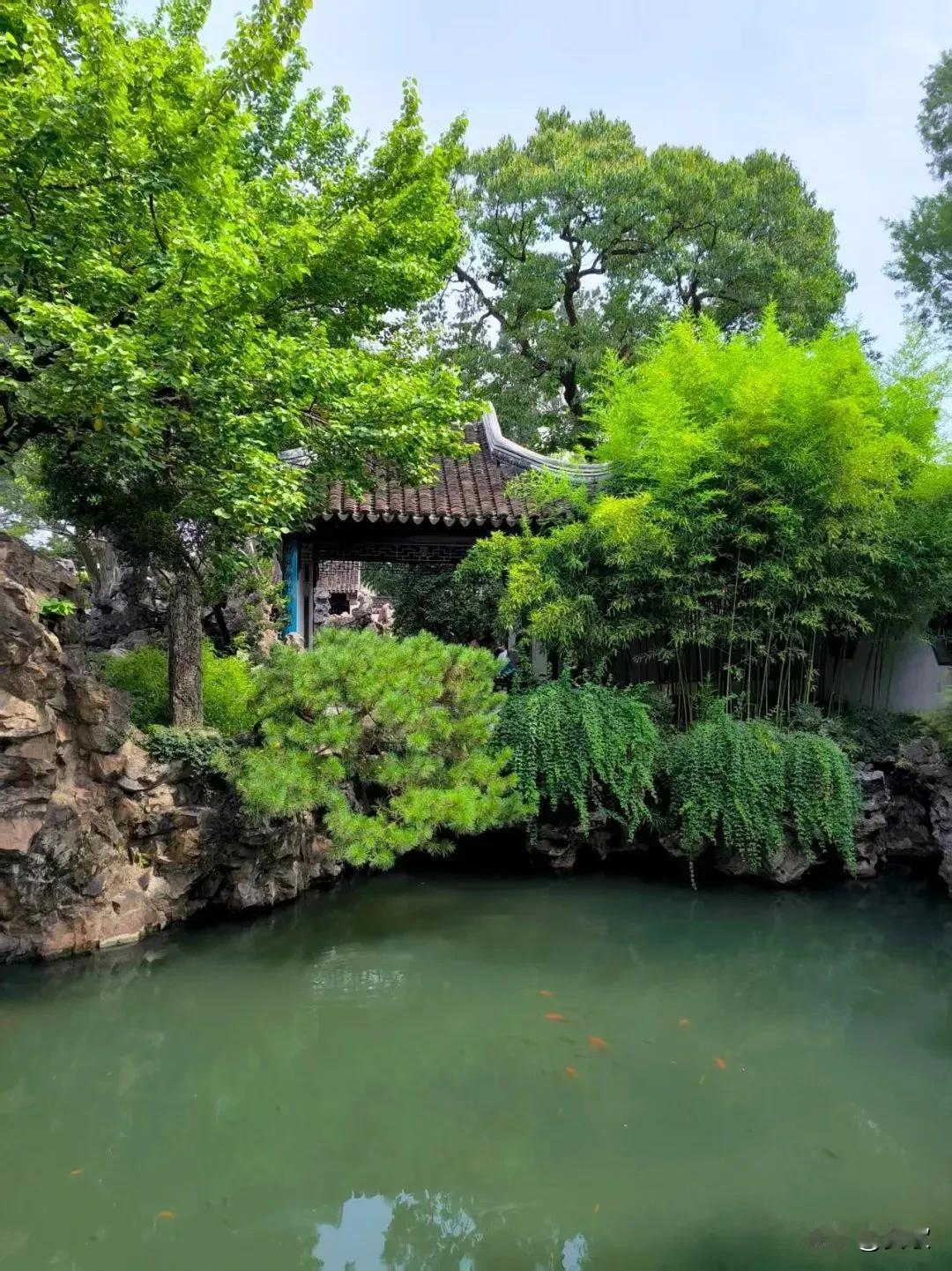 上联:山青自媚云脚醉下联:水碧无声鸟歌欢横批:山清水秀