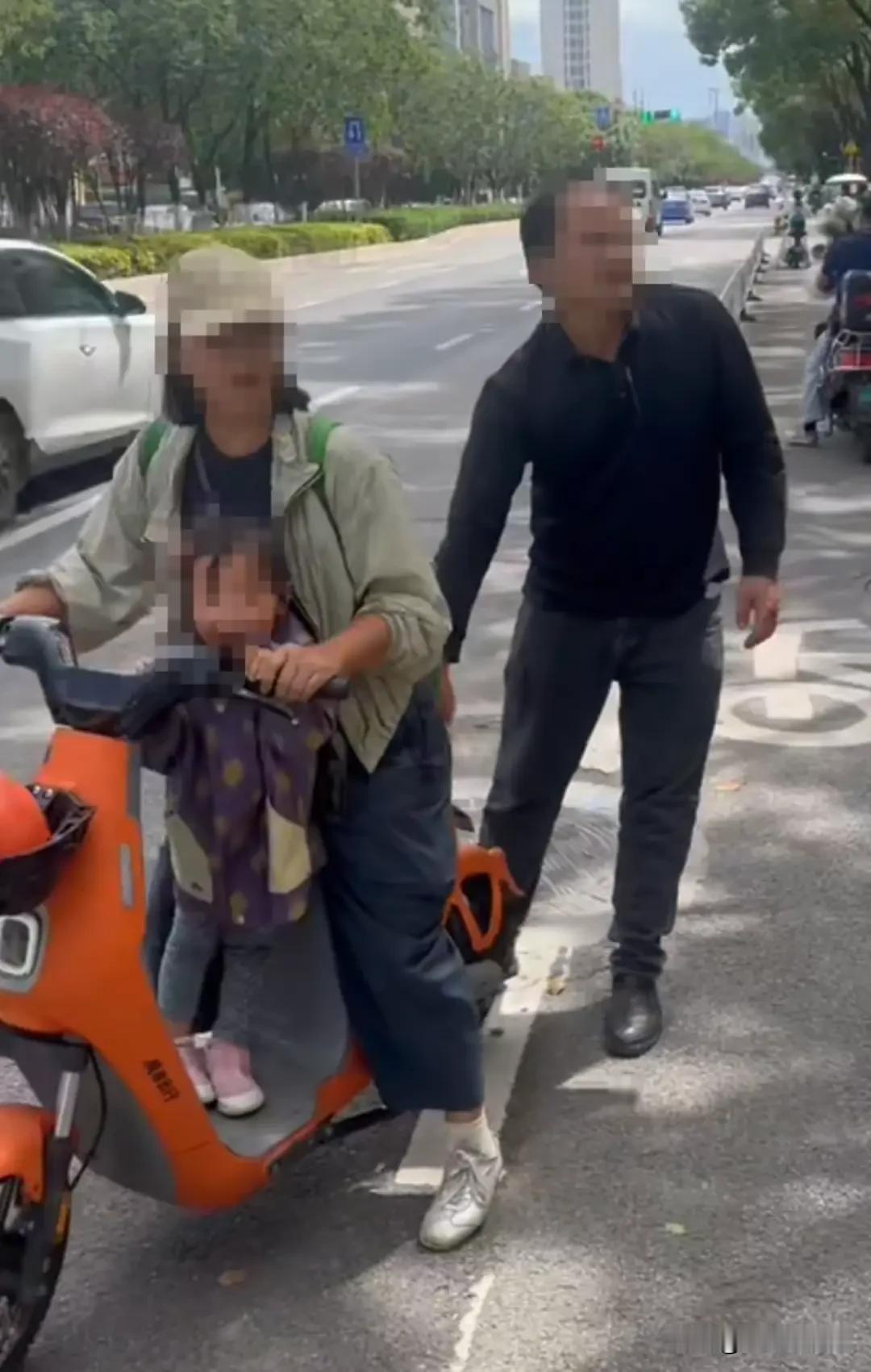 云南昆明，女子夫妻俩带着不到3岁的女儿去旅游，他们去野生动物园时打车出行，谁知途
