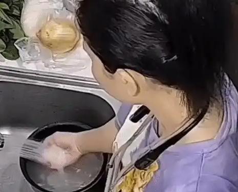 香港一名雇主发现，家里的菲佣从不碰自己做的饭，每餐宁可自掏腰包买饭。雇主越想越不