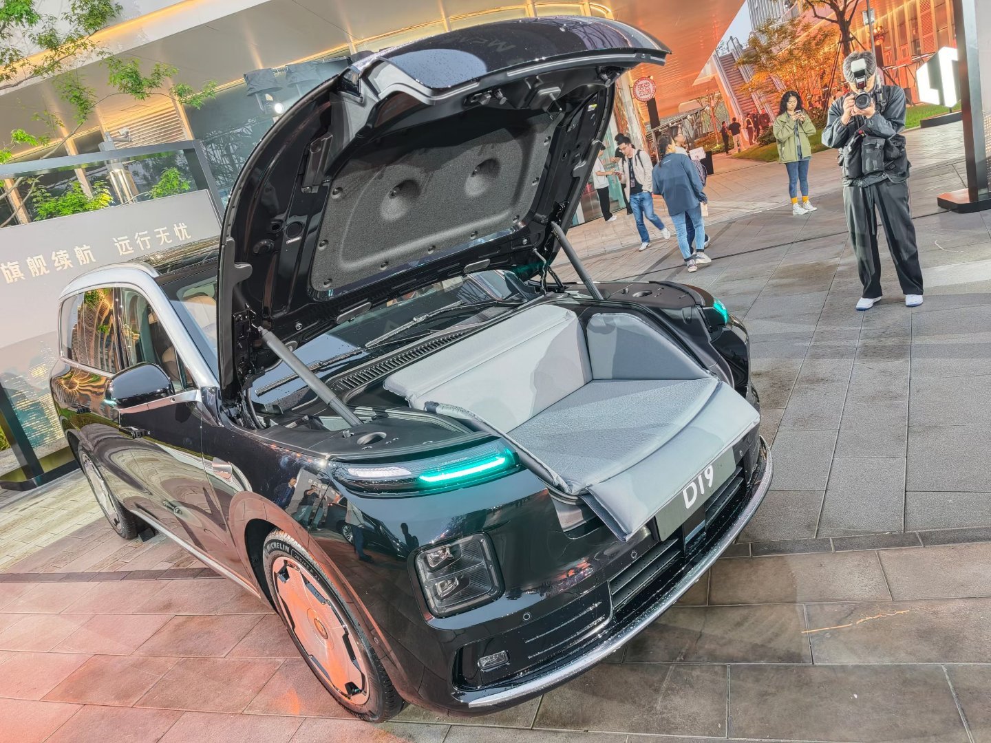 零跑D19，和其它大6座相比，很有特点！譬如，大饼轮毂百家车坛