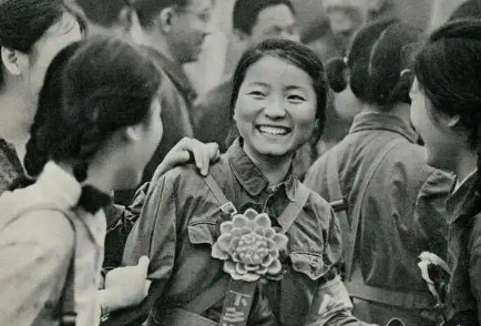 1942年胶东半岛，渔民高山奎带着两个孙女出海收网，意外捞起一具日本军官尸体。本