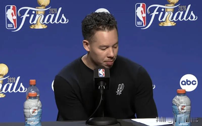 NBA评论员里克-布彻和前NBA球员布兰登-海伍德在一档节目中谈到了马刺主教练米