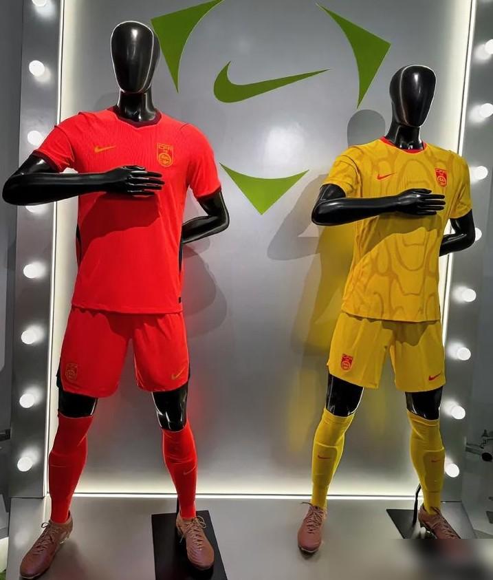 国足新出的红黄球衣又挨骂了。说是番茄炒蛋就算了，关键这么多年换汤不换药，没点新