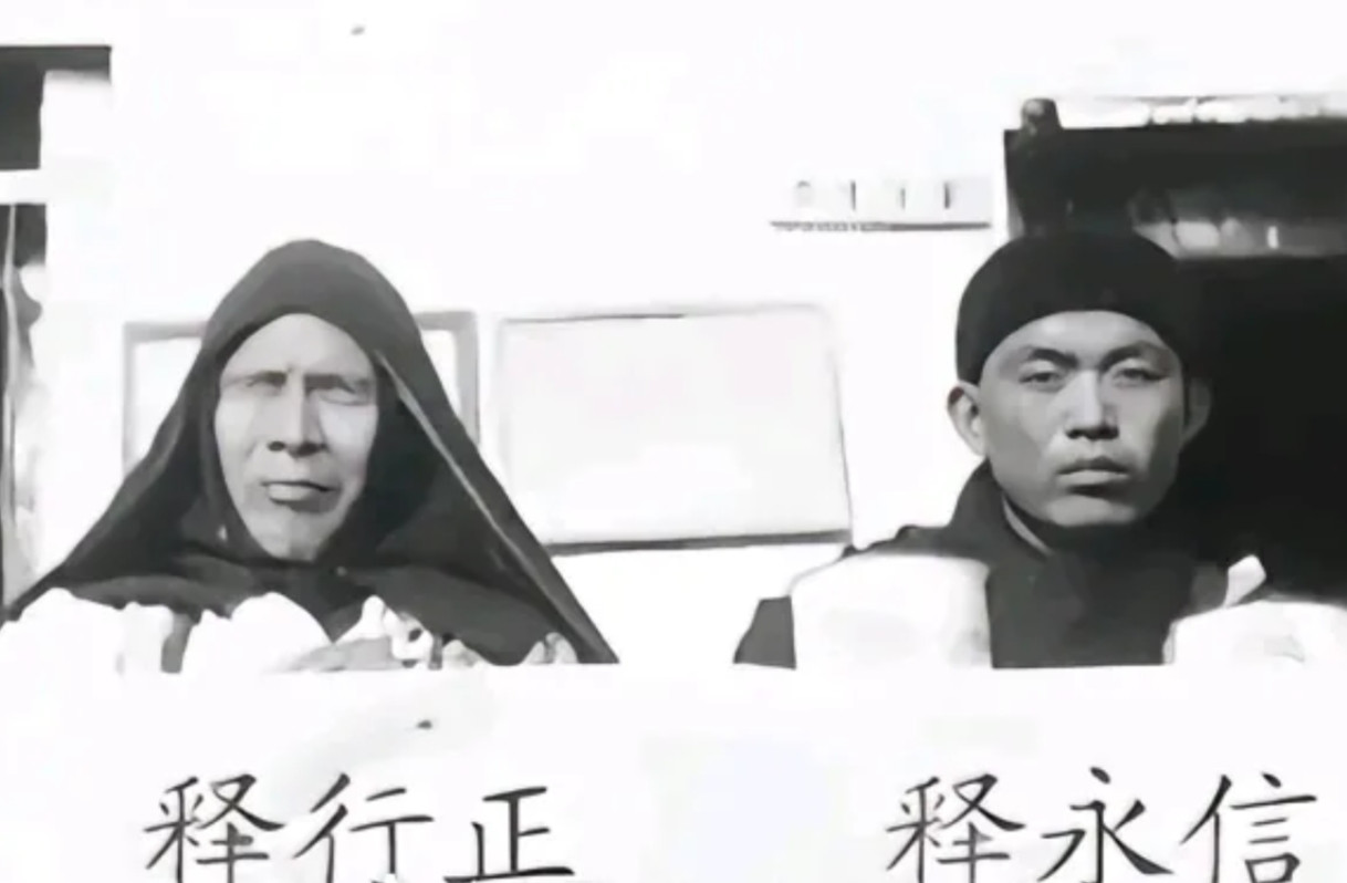 照片中紧闭双目的少林寺第二十九代方丈释行正将衣钵最终传给眼光深邃洞察一切的第三十