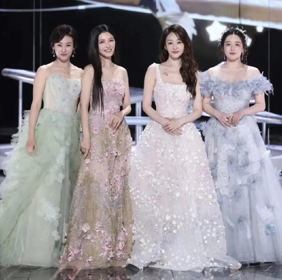 徐佳宁这辈子都不会离婚了，因为50岁的李小冉还很美，在综艺《一路繁花》时，向太问