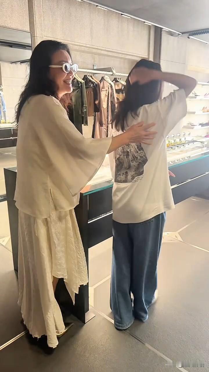 小玥儿放暑假回北京了今天张兰在三里屯陪小玥儿逛街，兰姐和孙女在一起开心的合不