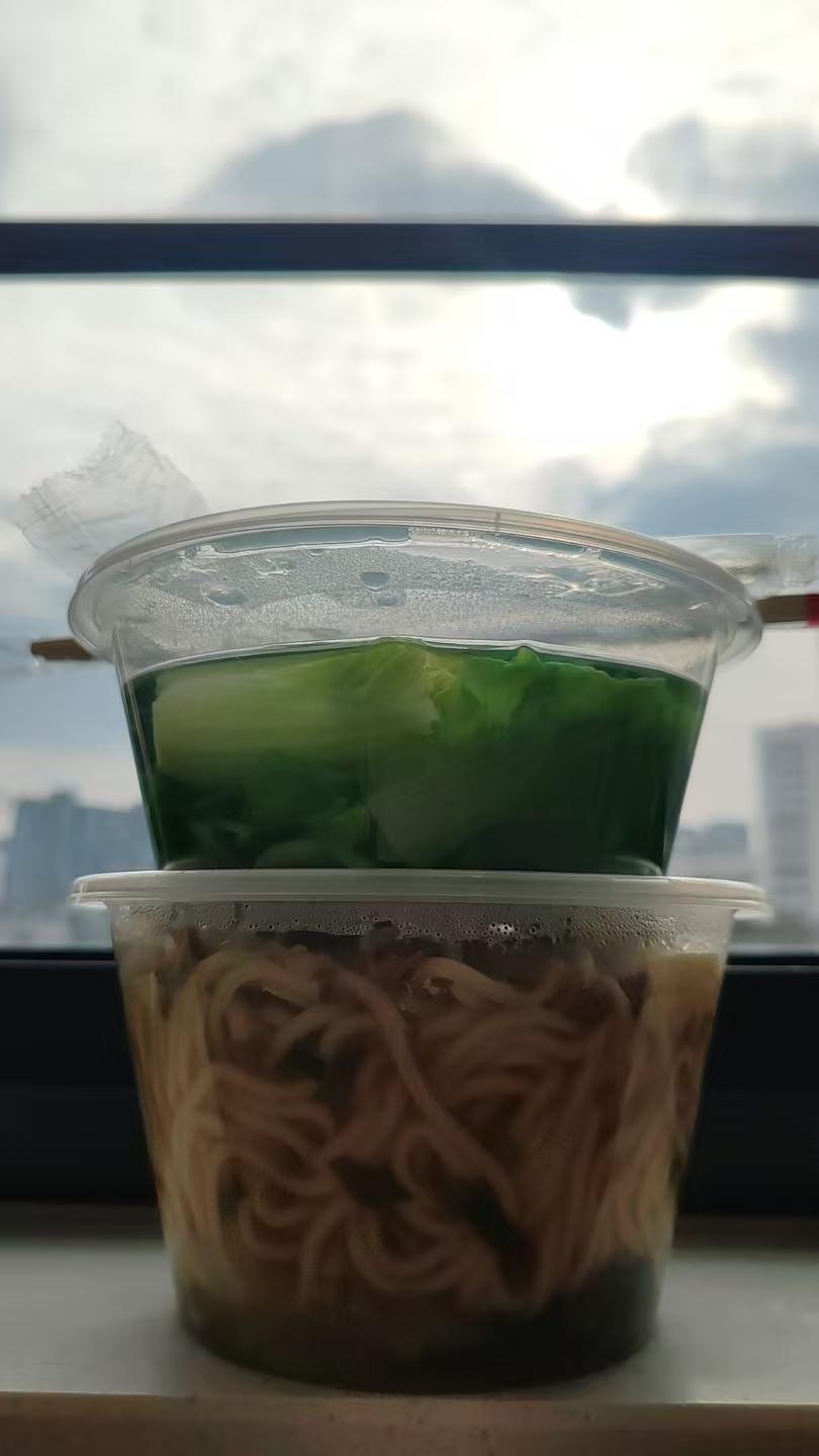  面是热的，菜是鲜的，窗外的云是软的，平凡的一餐也很治愈。
