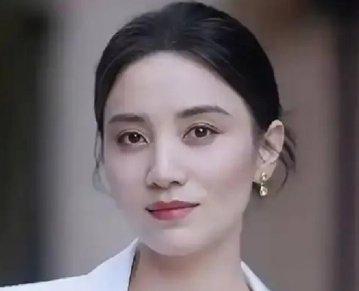 宋佳结婚后，竟然连续四十天没能踏进家门半步。她老公王伟不仅没闹，还拎着一箱东北特产在剧组楼下等了4小