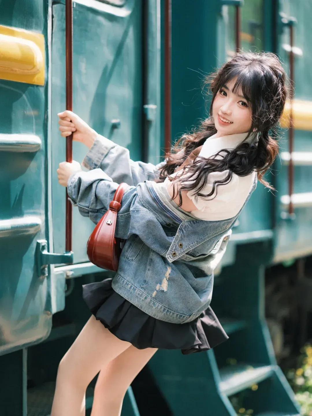 有哪些美女让人过目难忘？甜酷交织的复古青春一眼沦陷的神级美图