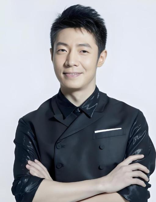 撒贝宁问张蕾："你大学时勤工俭学做什么？"张蕾说："我当时挣得最多的是车展，15
