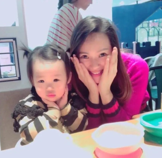 那年，秦昊正在剧组拍戏，休息时想看一下女儿“米粒”，他与妻子伊能静视频，接通后，