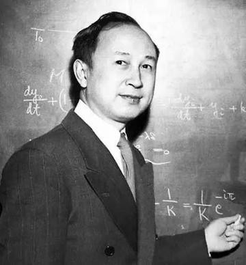 1964年，毛主席在自己的生日宴上，递给钱学森一支烟，而就当他要伸手接烟时，主席