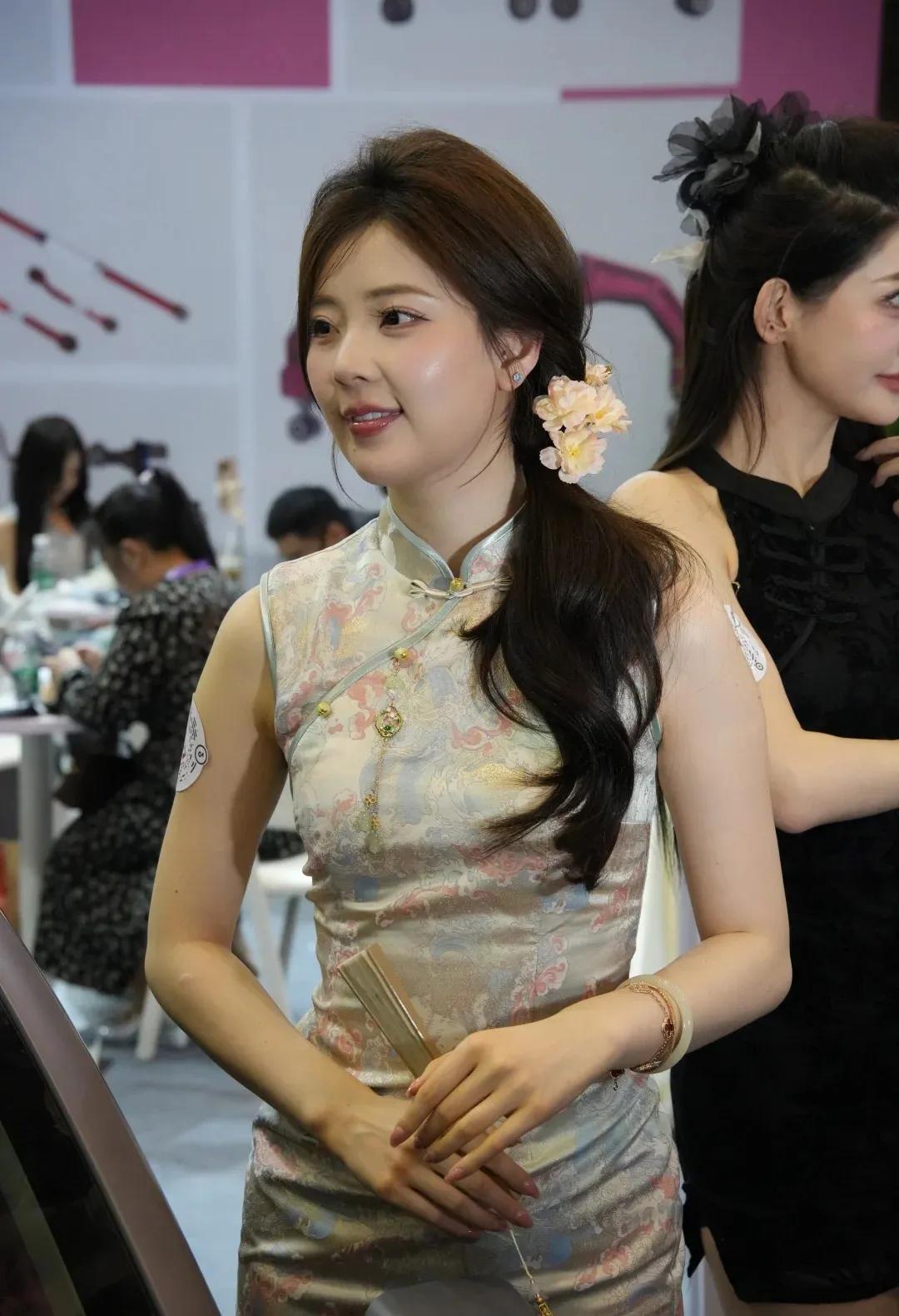 优雅旗袍秀，古典与现代的完美融合旗袍风气质穿搭江南风旗袍照旗袍秋日大片