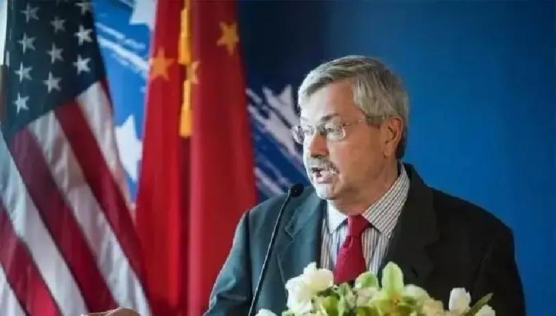 果不其然。四年在华任职，把一个美国政坛老炮的认知直接掀翻。他就是布兰斯塔德，去