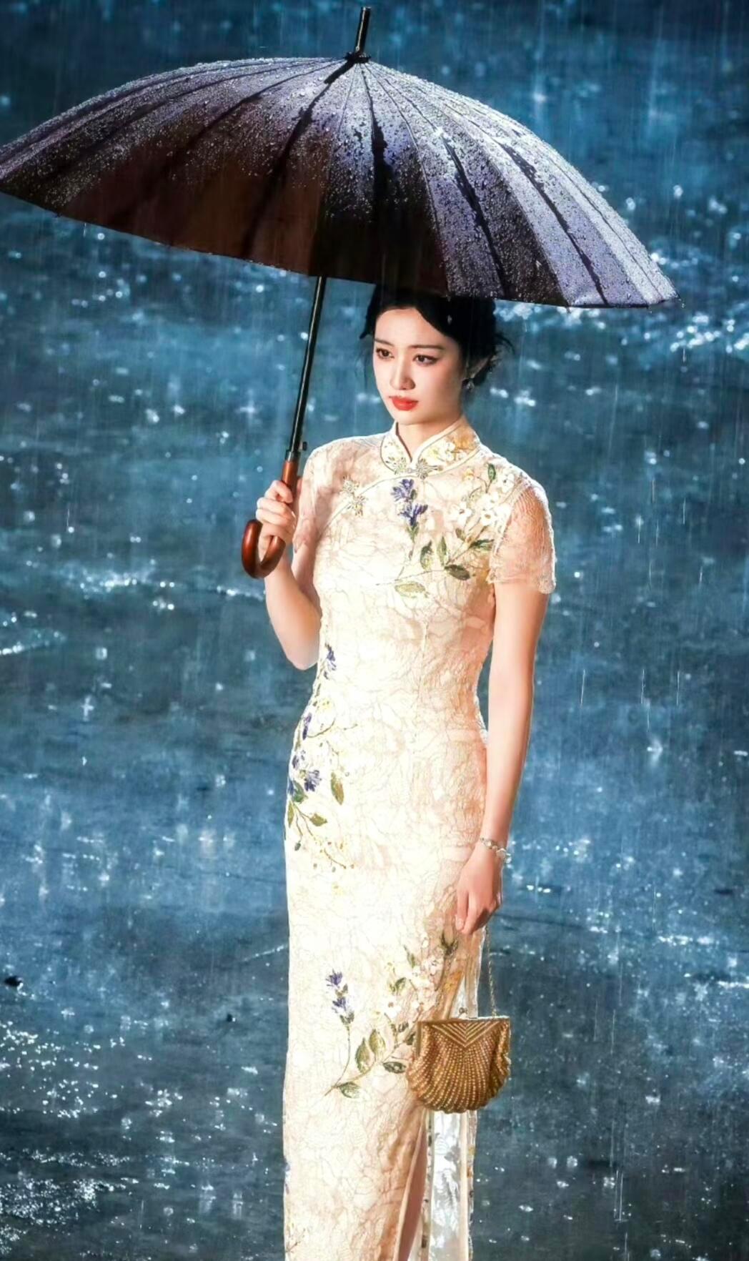王楚然民国女主具像化这就是书里走出来的民国大小姐！旗袍勾勒曼妙身段，眉眼兼具温婉