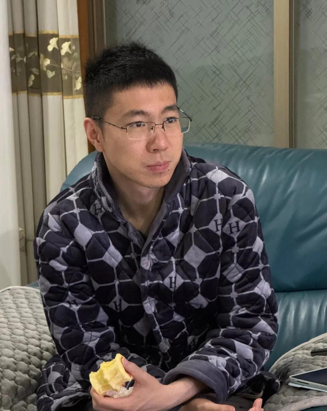 今天心里堵得慌，和我过了十六年的老公居然出轨了。最让我想不通的是，对方是个比我大